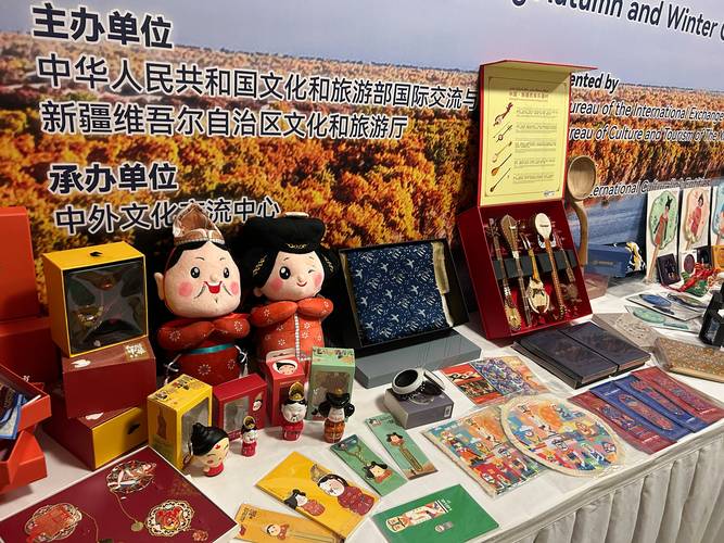 圖為7月10日推介會現場展示的新疆特色文創產品