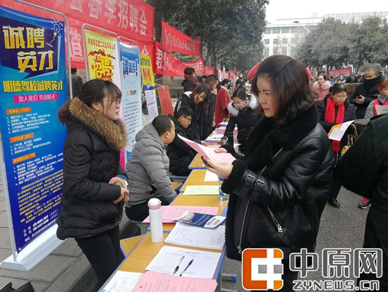 鞏義市永安路街道搭建就業(yè)橋梁 舉辦城鄉(xiāng)就業(yè)新春招聘會(huì)